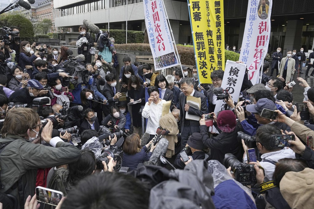 法院外大批傳媒及支持者聚集。（圖片：美聯社）