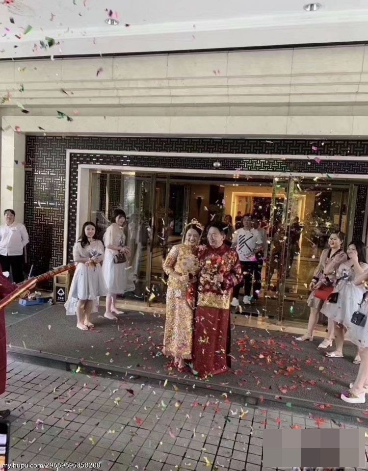 26歲美女甜笑嫁62歲伯伯。網圖