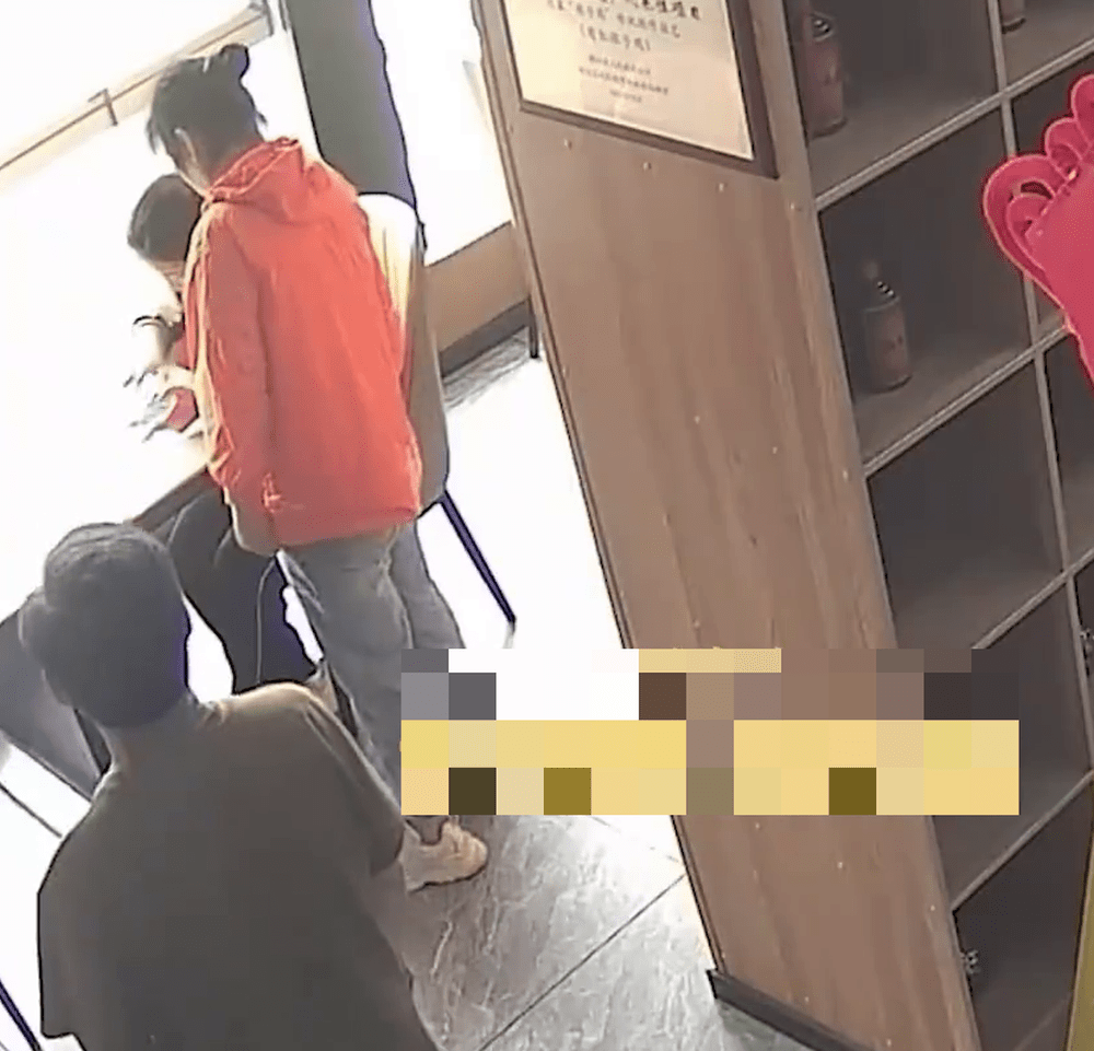 母女就餐1小時未動筷,不停操作手機。 母女就餐1小時未動筷,不停操作手機。
