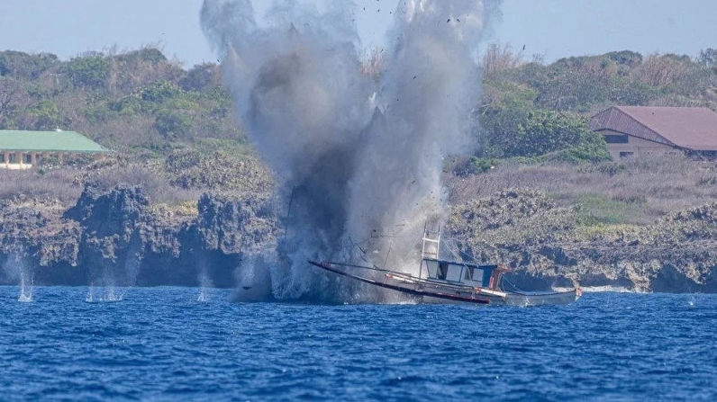 一架AC-130J战机向一艘渔船猛烈开火。