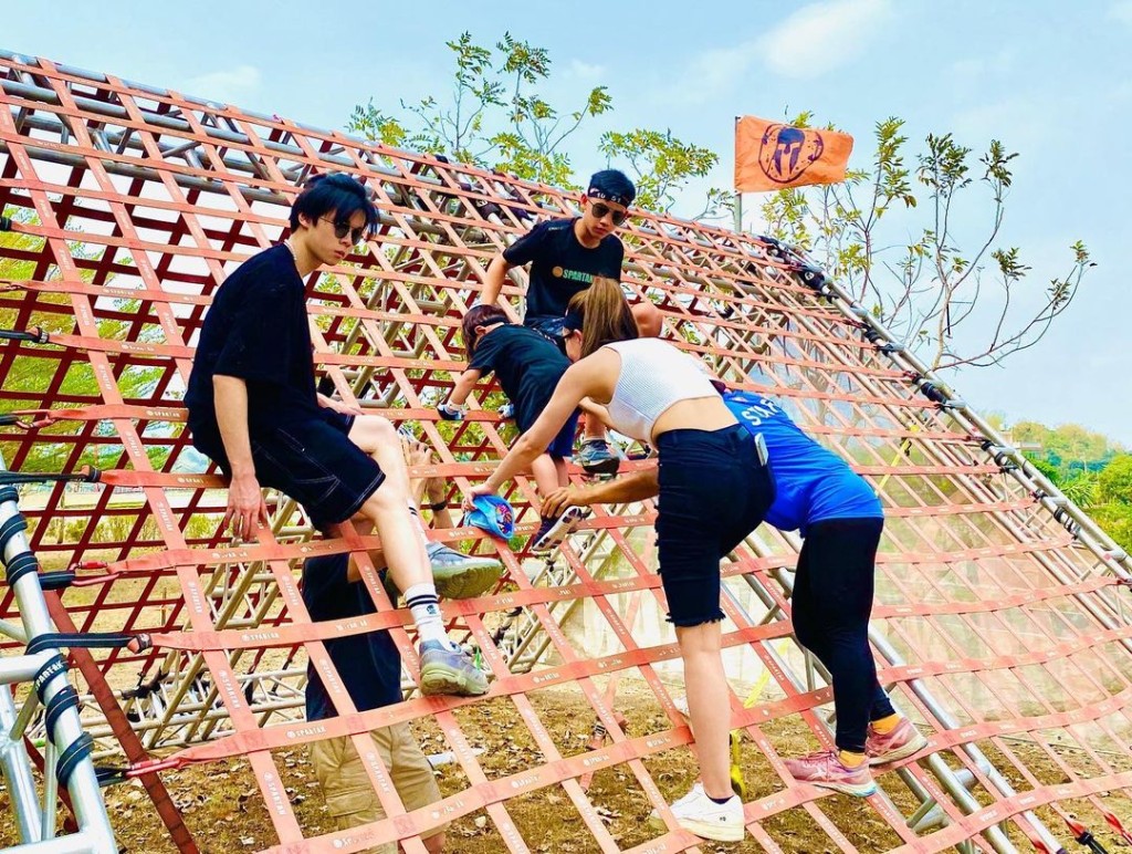 昆凌亦有陪子女爬网。