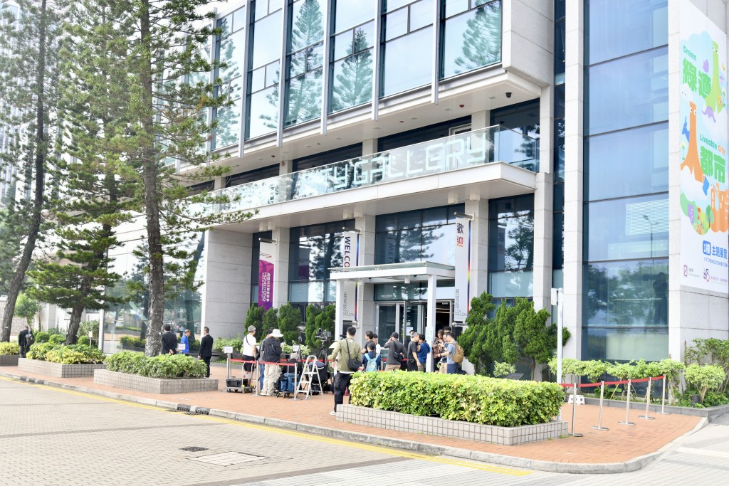 聽證會繼續舉行。