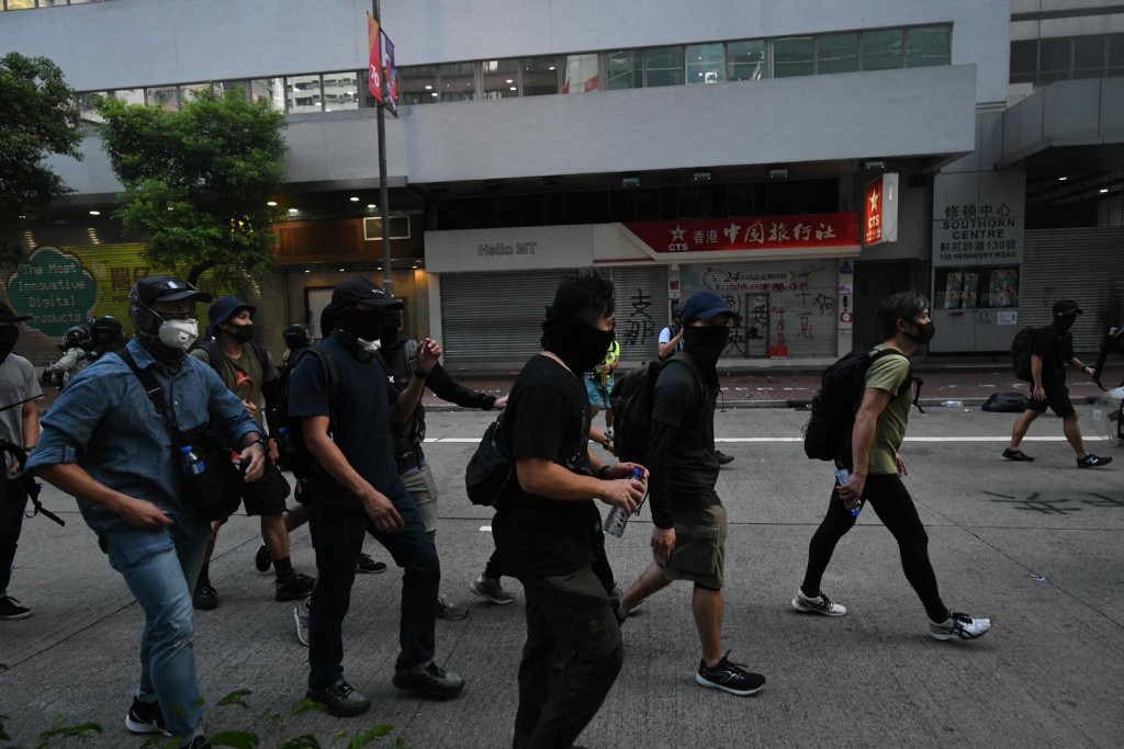 手持警棍的男子懷疑是便衣警員