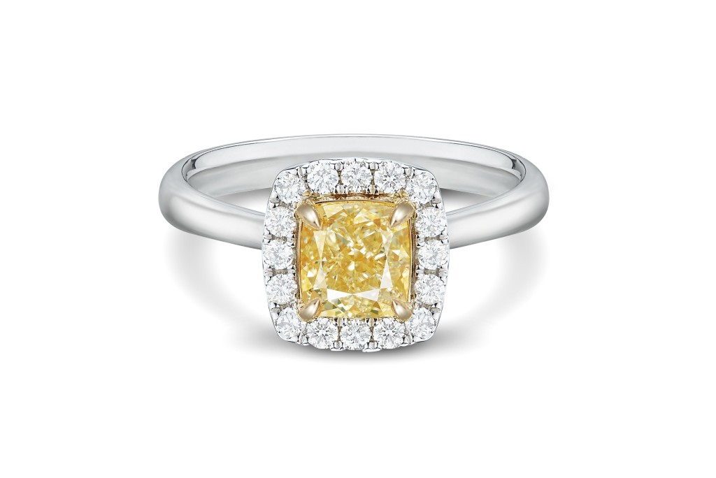 肖馬與豬皆宜選啡黃色寶石，18K白金鑲黃鑽及白鑽的指環，更顯高貴典雅。（$33,880起）