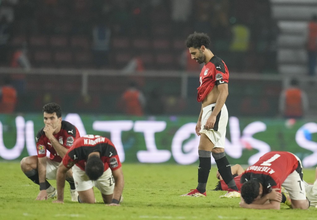 埃及在二月的非洲国家杯决赛负塞内加尔，沙拿失落冠军之后，与队友表现得极度失落。
