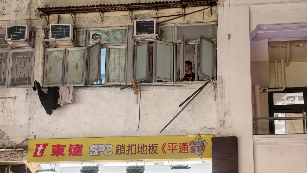 男子疑從一樓的單位晾衫而爬出窗，其後失足墮地。黃文威攝