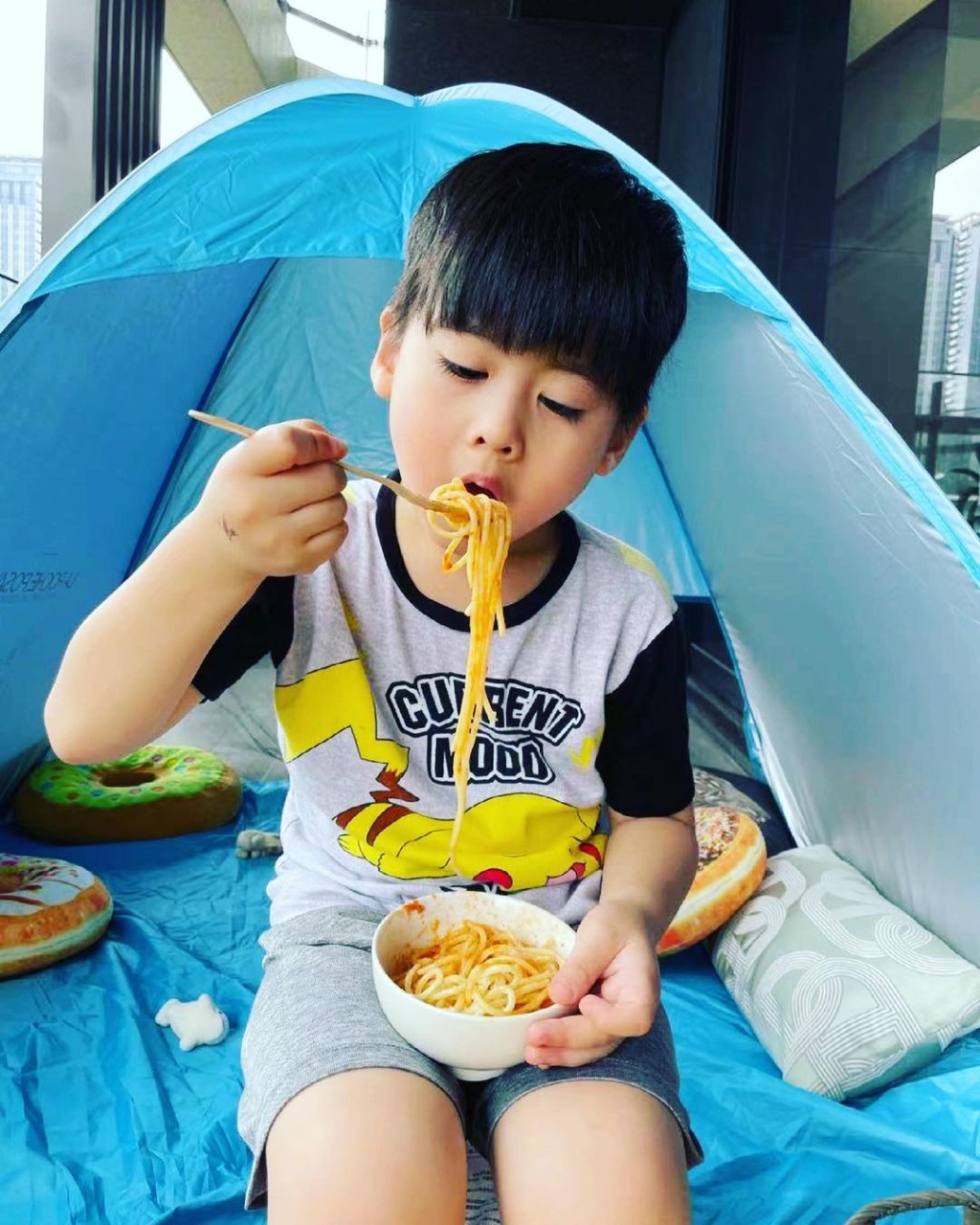 睇佢食到幾滋味。