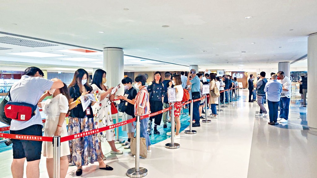 ■何文田瑧桦8伙「挞订货」重售，现场见排队人龙。