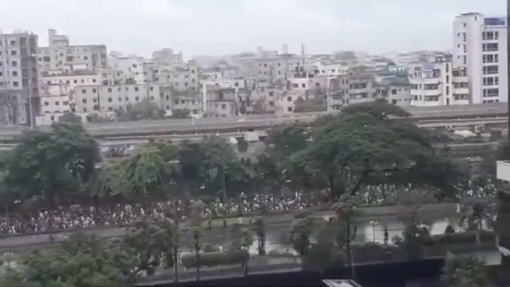 孟加啦数以千计民众上街要求总理哈西娜辞职，整条大道上都是示威者。 X