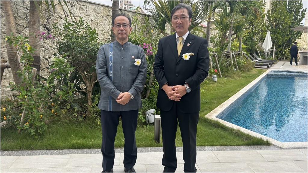 沖繩觀光會議局會長下地芳郎(左)及沖繩縣酒店協會副會長坂本公敏表示,期待開關後迎來更多旅客。朱慧恩攝