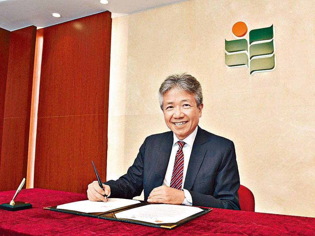 教大校長張仁良與金邊皇家大學簽署合作備忘，推動當地高等教育的教師專業發展。