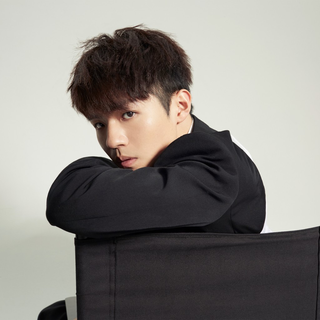 為了要朝着唱作歌手之路邁進，Ian今次首度譜寫曲詞。