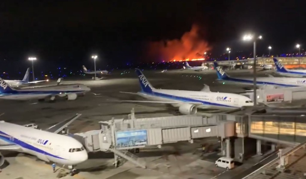 東京羽田機場有日航飛機著火。平台X圖片