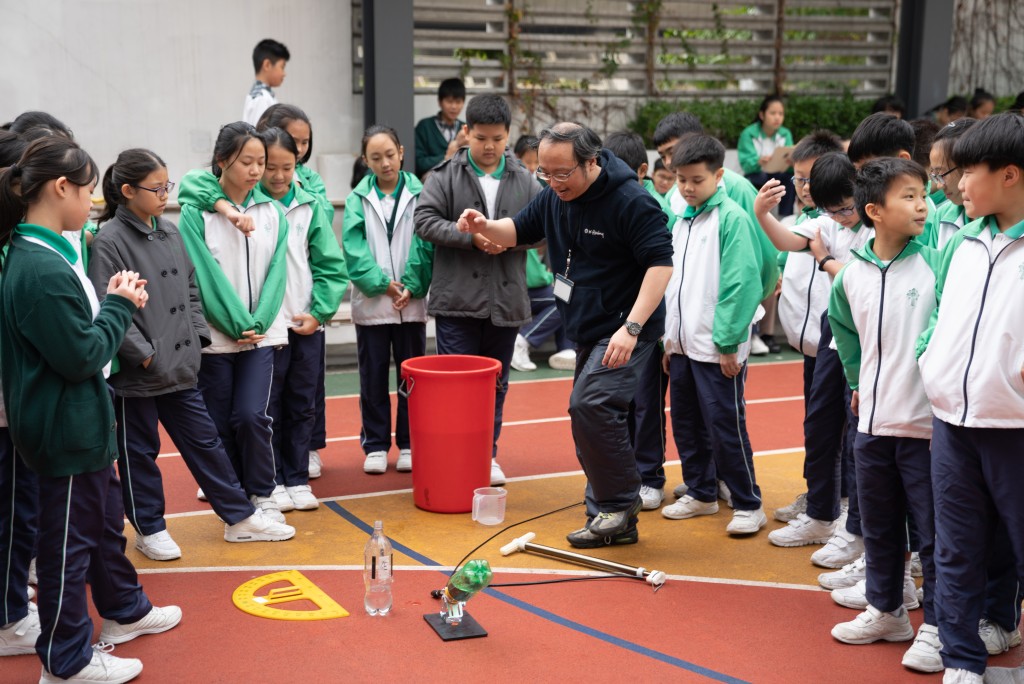 飛行課程涵蓋範圍廣泛，每個年級均設置不同程度的實驗。