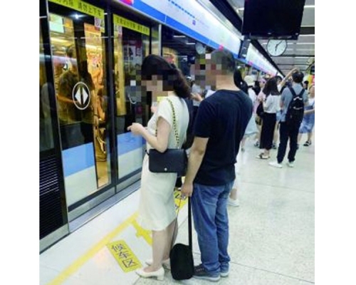 施男明目张胆在月台拿手机偷拍女乘客。（网图）