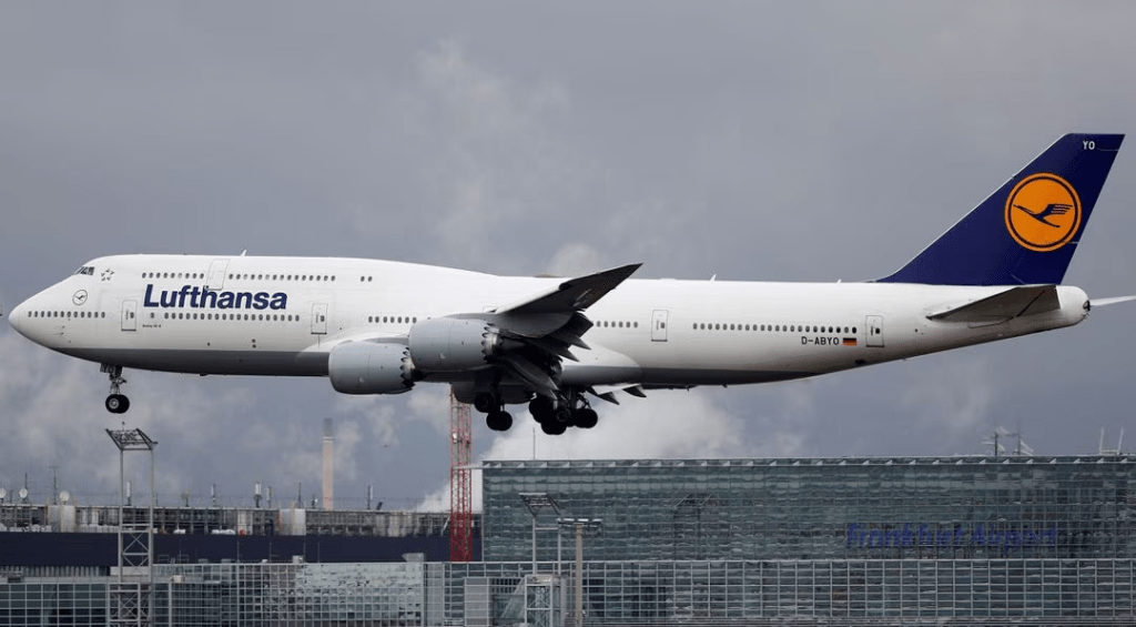 德國漢莎航空（Lufthansa）一航班被閃電擊中迫降，7名乘客受傷。reuters資料圖