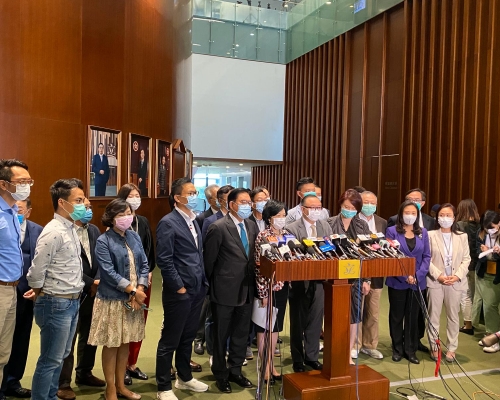建制派遣責特朗普簽署行政命令。