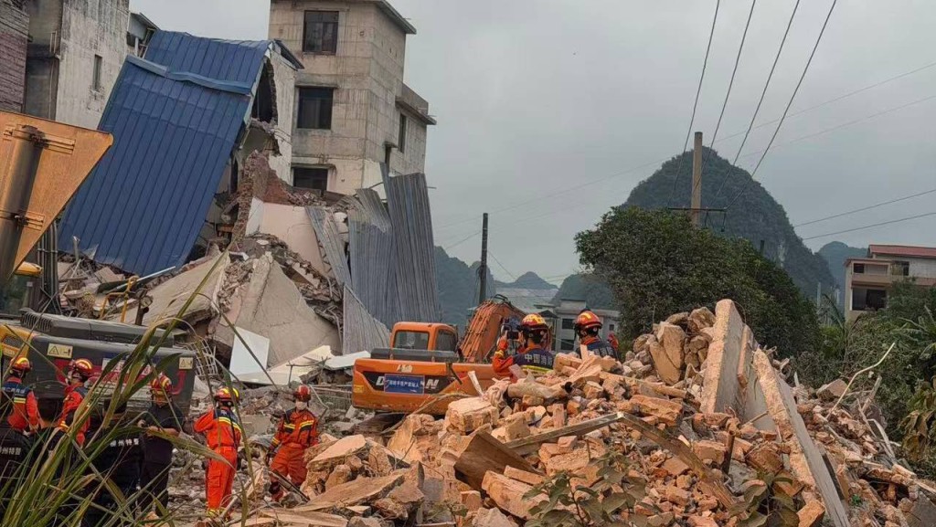 柳州5.2級地震， 救援人員在廣西柳州柳南區太陽村鎮太陽村社區開展救援。 新華社