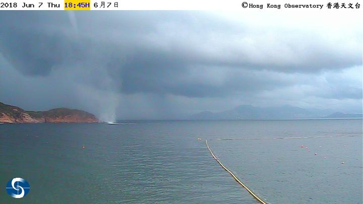 長洲海面出現疑似水龍捲。天文台圖片