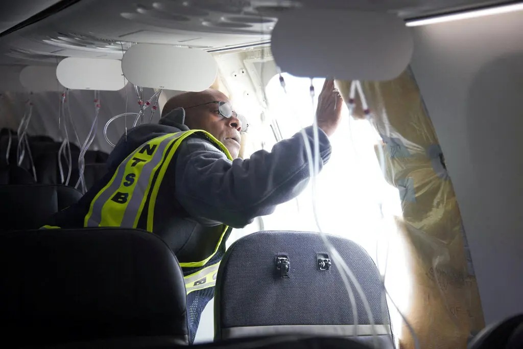政府调查员在检查出事阿拉斯加航空客机。 路透社