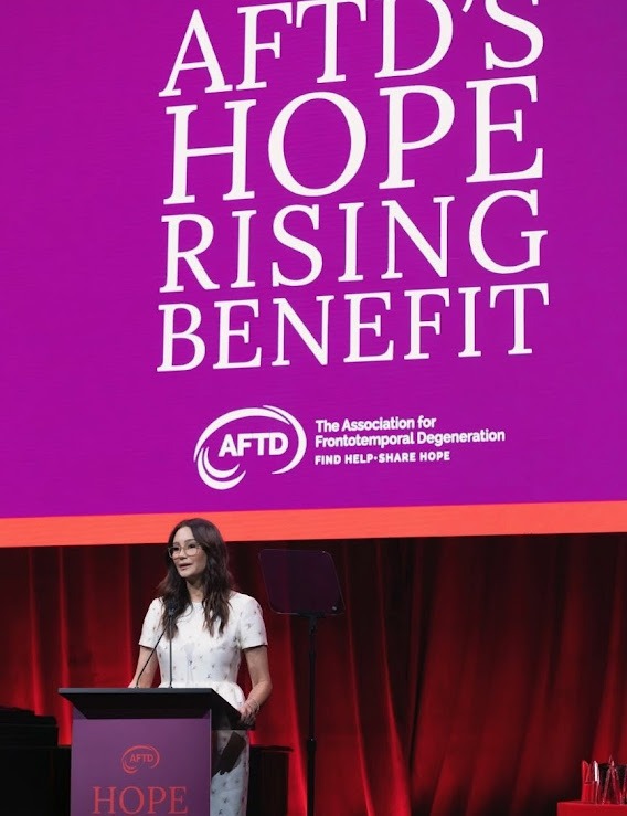 Emma於12日出席額顳葉退化症協會慈善晚宴,並獲大會頒發希望獎。 Emma於12日出席額顳葉退化症協會慈善晚宴,並獲大會頒發希望獎。