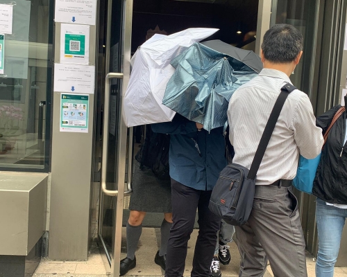 被告梁柏穎(藍色恤衫)。劉安琪攝