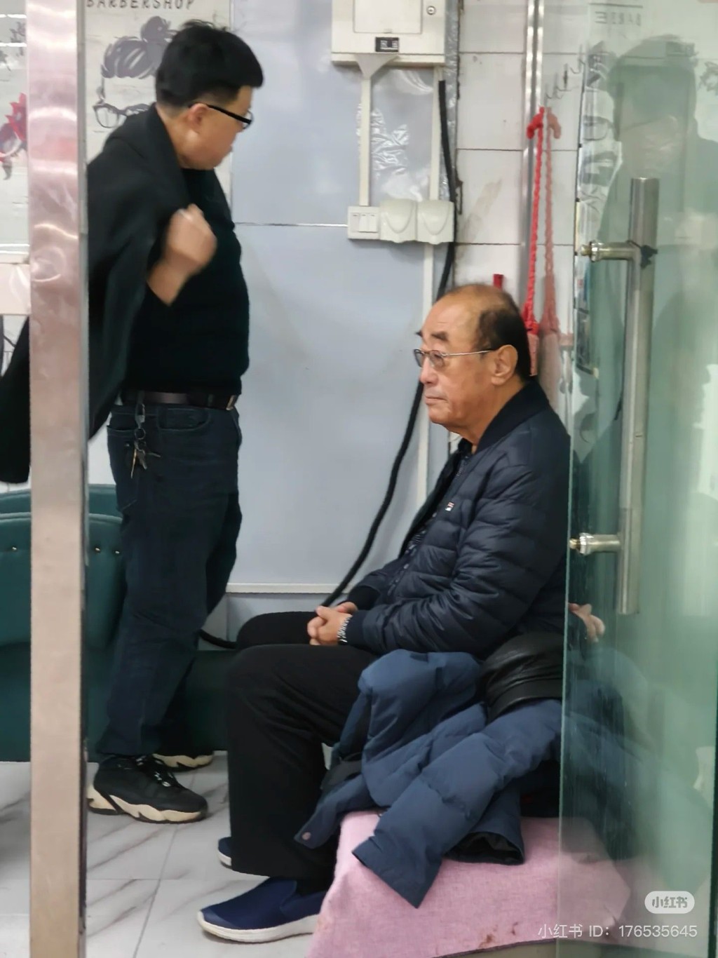 前衞生部長高強被發現到收費僅15元人民幣的速剪店理髮。