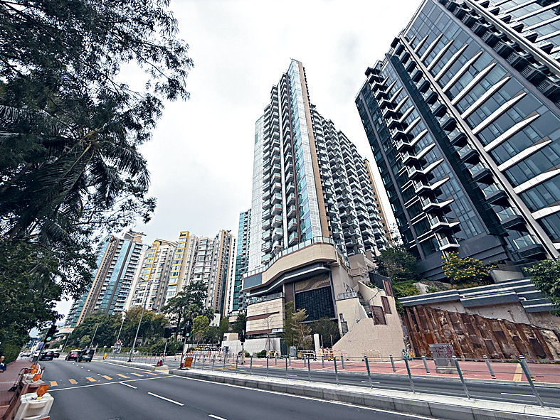 黄金海湾销情持续，昨天单日连沽3伙，单日套现逾1800万。