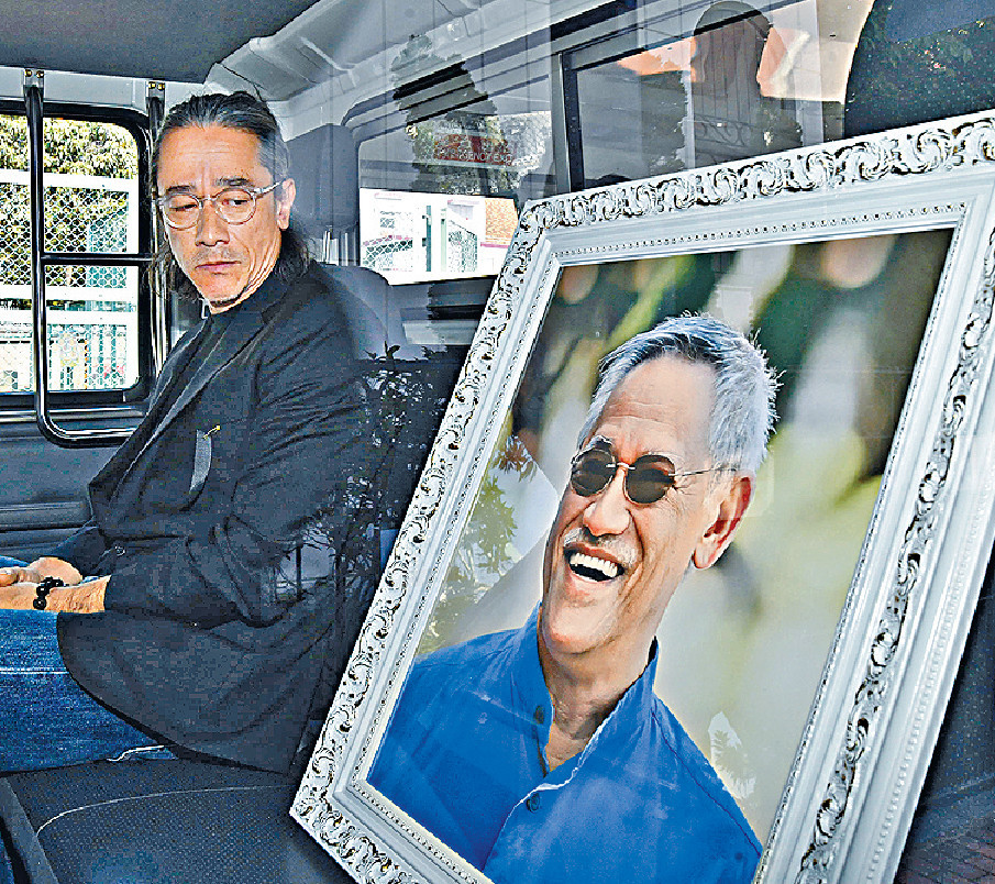 ■吳嘉龍凝望父親遺照,眼泛淚光。 ■吳嘉龍凝望父親遺照,眼泛淚光。