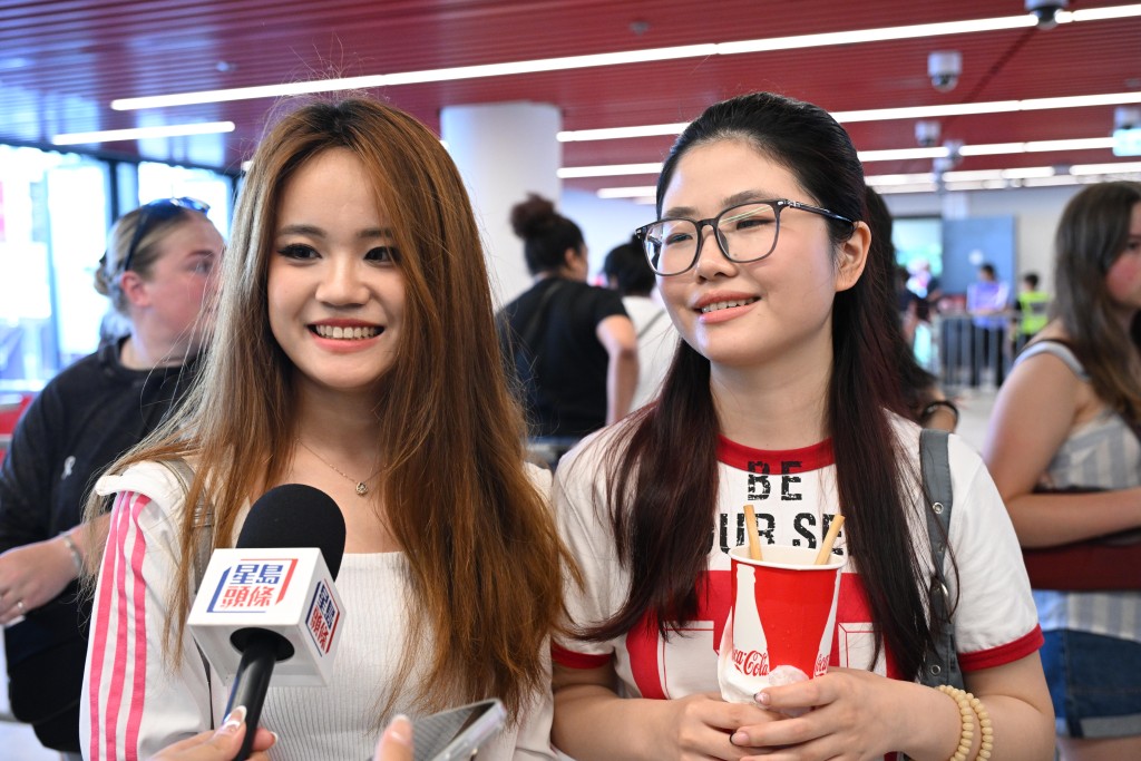 首次觀看七欖的深圳旅客Amy（右）與友人Rina（左）表示，為了近距離感受七欖氣氛，即使要排隊也希望進入2樓看台。