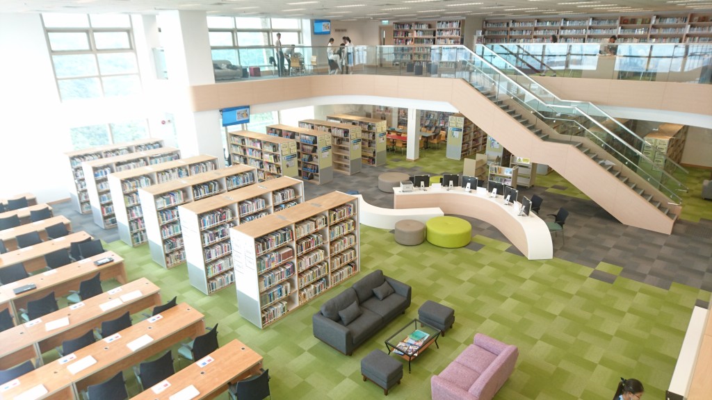 保良局蔡繼有學校鼓勵八年級學生借用圖書館的IGCSE科目書籍，在升讀九年級前對IGCSE課程和可選科目有所理解。