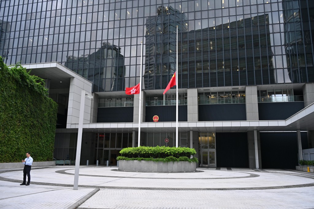 政府總部下半旗致哀。 政府總部下半旗致哀。