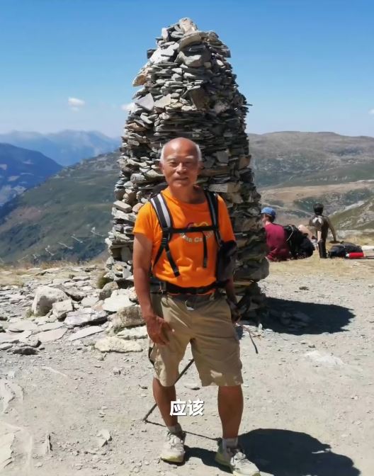74歲的鄭鎮炎熱愛徒步運動，23年獨自由成都行路上西藏。抖音＠成都發布