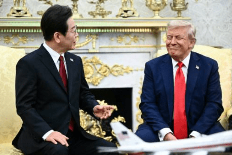 美國總統特朗普在週一與南韓總統李在明的聯合記者會上,再度拋出對華關稅威脅,聲稱若中國不滿足美方要求,將對中國商品徵收200%關稅。法新社 美國總統特朗普在週一與南韓總統李在明的聯合記者會上,再度拋出對華關稅威脅,聲稱若中國不滿足美方要求,將對中國商品徵收200%關稅。法新社