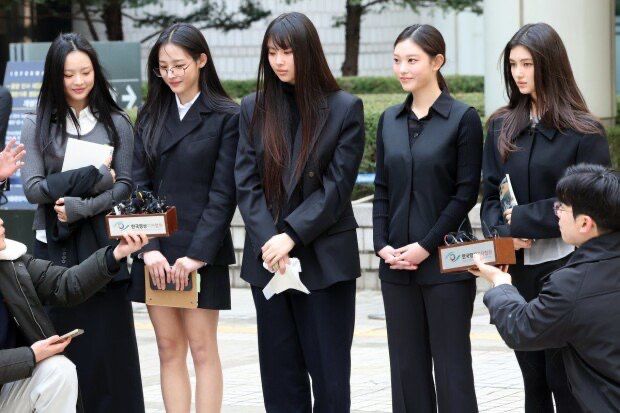 NewJeans上月對ADOR的禁止獨立活動禁令提出異議,但今日被判敗訴。 NewJeans上月對ADOR的禁止獨立活動禁令提出異議,但今日被判敗訴。