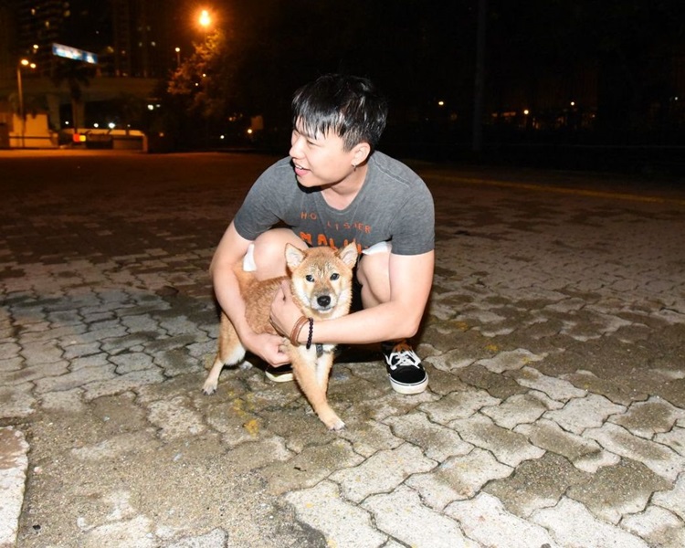 主人見愛犬獲救無恙,抱著「阿柴」喜極而泣。丁志雄攝
