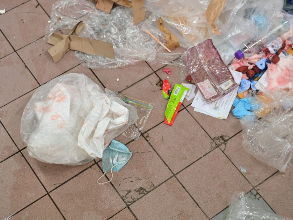 街市地面遺留垃圾包括口罩。