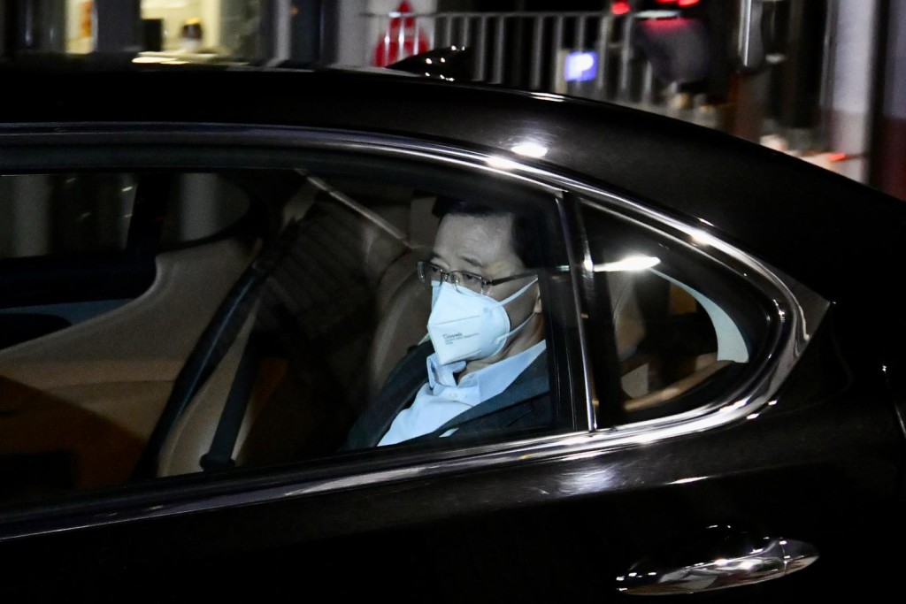 晚上7时左右，李家超乘座私家车离开政府总部。