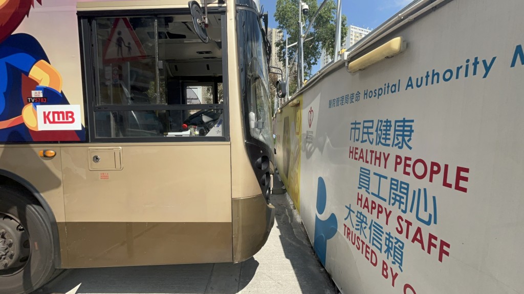 九巴險撞及地盤圍板。楊偉亨攝