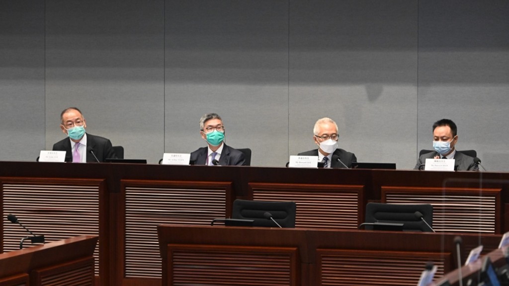 金管局代表出席立法會會議。梁文輝攝