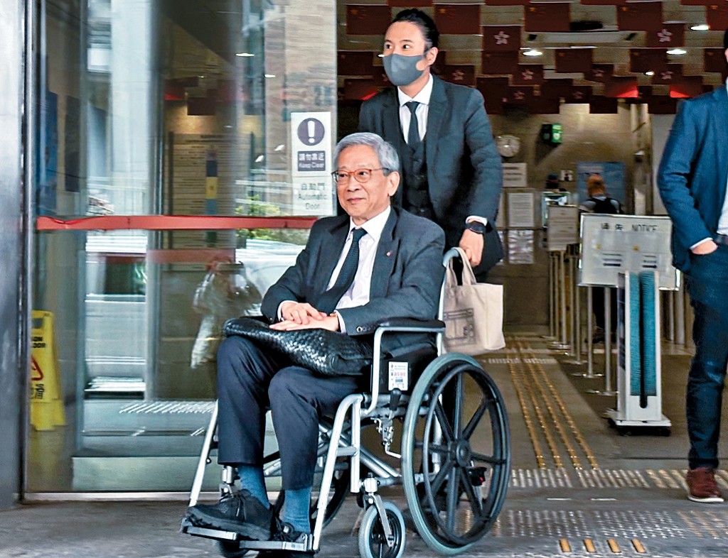 資深大律師胡漢清駕駛私家車至羅便臣道時，橫越雙白線爬頭，其後未按警方要求提供資料，兩罪罪成。