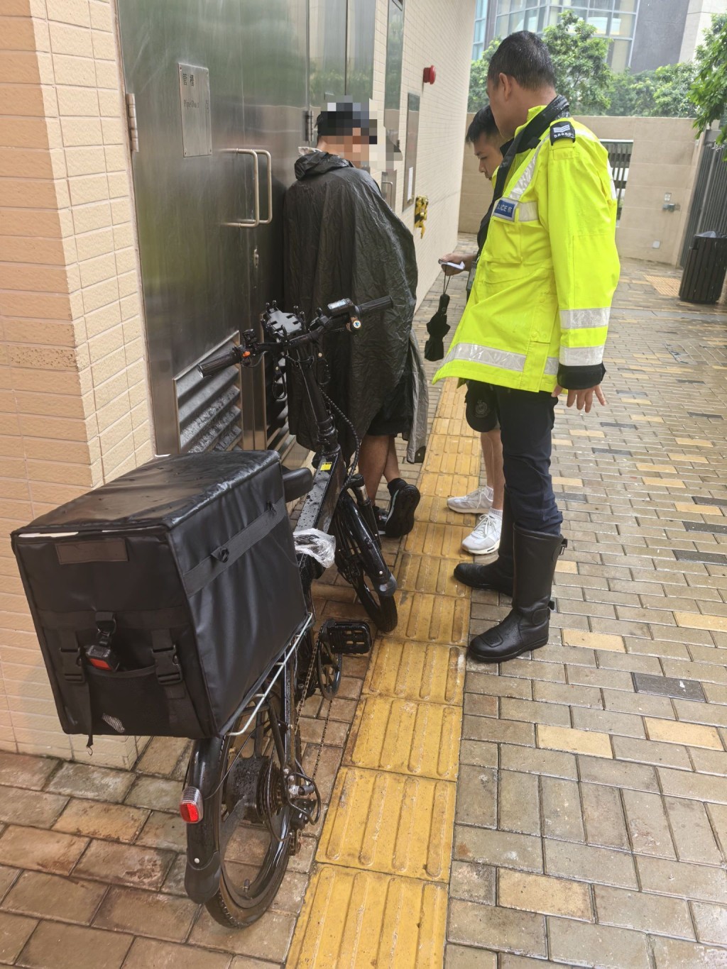 警方進行打擊「非法駕駛電動可移動工具」行動。警方圖片 警方進行打擊「非法駕駛電動可移動工具」行動。警方圖片