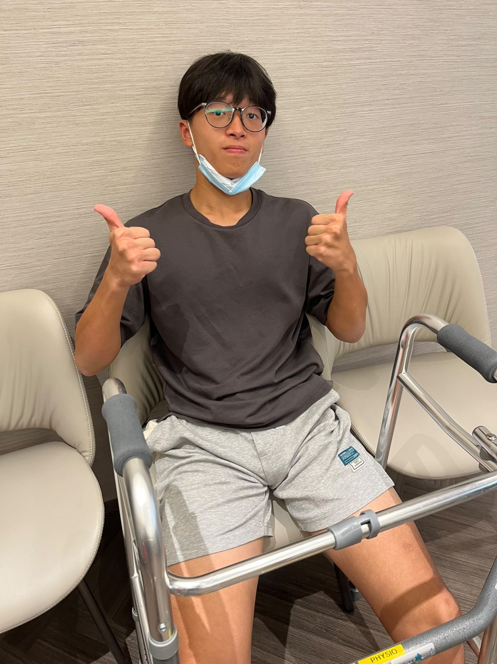 李冠毅獲醫生告知需要選擇截斷左腿,抑或進行生物重建,但他仍維持樂觀以及不甘放棄的心態。 李冠毅獲醫生告知需要選擇截斷左腿,抑或進行生物重建,但他仍維持樂觀以及不甘放棄的心態。