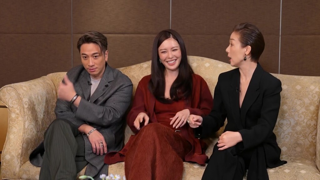 江美儀與張曦雯及吳卓羲在梳化相談甚歡。