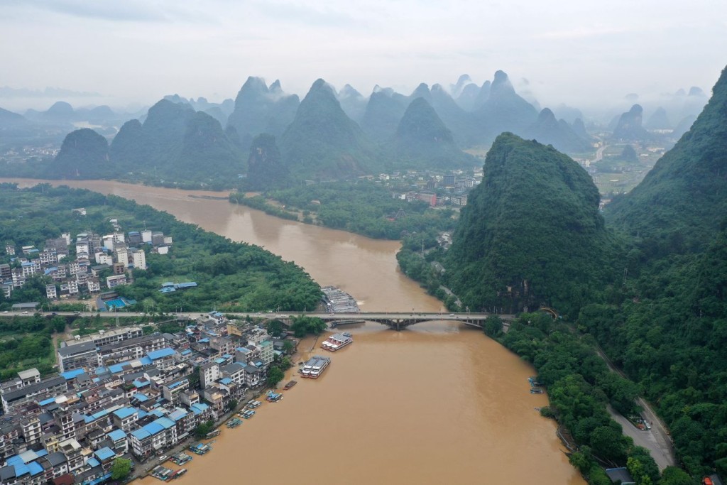 廣西陽朔縣普降暴雨, 全縣9個鄉鎮出現洪澇災害。