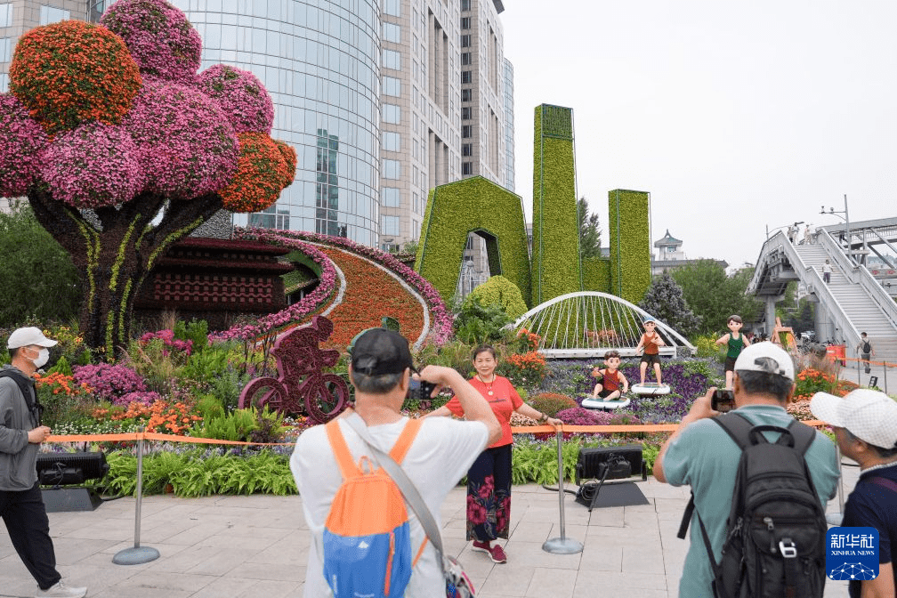 10组不同主题的立体花坛，分布北京长安街沿路，成为国庆打卡热点。新华社
