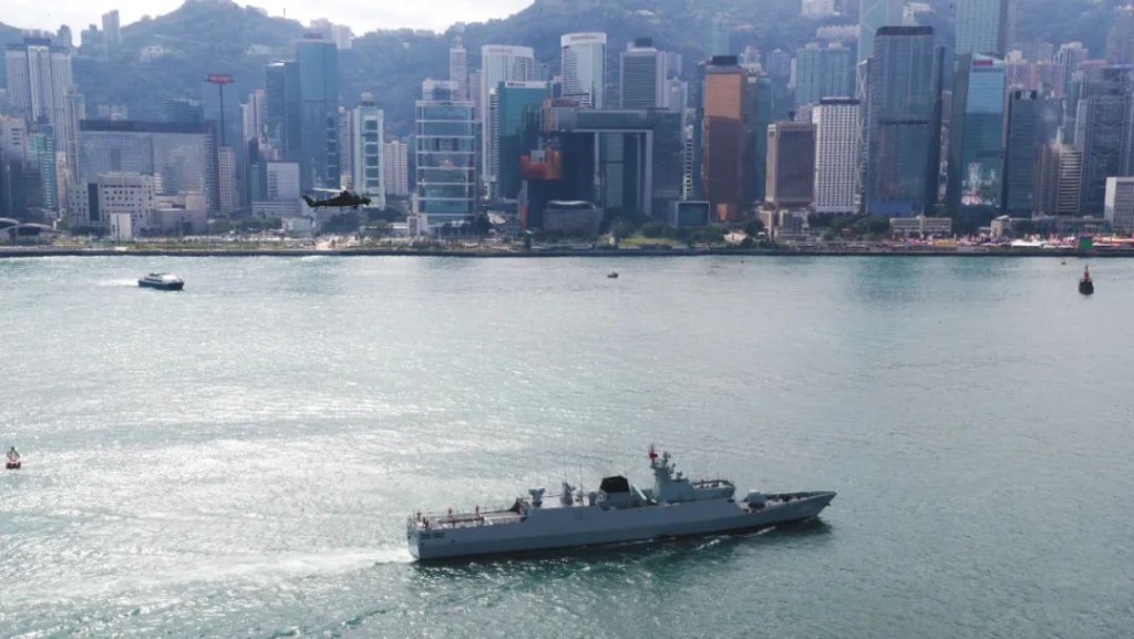 解放軍駐港部隊今日出動海陸空部隊，組織聯合巡邏。