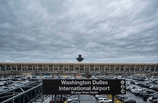 飞机最终安全迫降在华盛顿的杜勒斯国际机场。