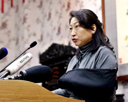 早前在英国因跌倒导致手腕脱臼兼骨折的郑若骅现正休假。资料图片 