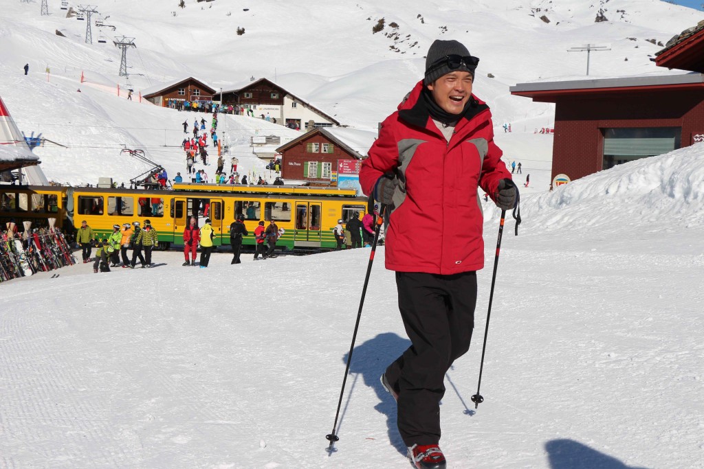 鄭啟泰曾獲歐洲鐵路局及瑞士旅遊局邀請到瑞士拍攝旅遊節目《人人坐火車‧做個瑞士人》。